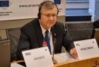 Wicemarszałek Witold Kozłowski mówiący do mikrofonu. 