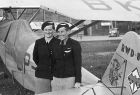 Krajowe zawody lotnicze na Lotnisku Mokotowskim w Warszawie; sierpień 1938. Pilot Wanda Modlibowska (z prawej) i pilot Ewa Korczyńska przy samolocie RWD-8