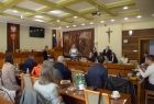 Goście z Mołdawii siedzą w sali obrad Urzędu Miasta w Bochni i słuchają wystąpienia burmistrz Magdaleny Łacnej.