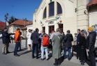 Goście z Mołdawii stoją przed wejściem do Szybu Sutoris Kopalni Soli Bochni.