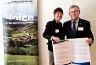 Wicemarszałek Witold Kozłowski z Prezydent Euromontany trzymający manifest w dłoniach.