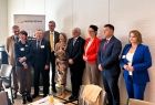 Zdjęcie zbiorowe z wicemarszałkiem Witoldem Kozłowskim.