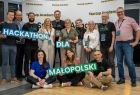mentorzy wydarzenia trzymają tablice z napisem Hackathon dla Małopolski
