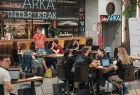 Sala na której uczestnicy pracują nad wyzwaniem