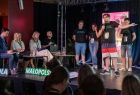 Uczestnik prezentuje swoją aplikację przed Jury