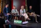 Jury siedzi na scenie i słucha występów zespołów