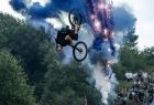 efektowny skok z obrotem wokół własnej osi
