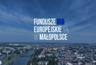 Widok z lotu ptaka na miasto, tekst: Fundusze Europejskie są w Małopolsce.