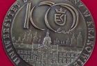 Medal przekazany przez rektora UEK