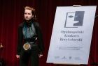 młoda dziewczyna stojąca na scenie