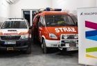 Samochody strażackie w garażu.