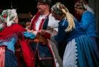 trzy kobiety i jeden mężczyzna w strojach regionalnych