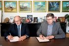 Od prawej: Tomasz Kosecki, Dyrektor Muzeum Lotnictwa Polskiego oraz dr Kazimierz Koprowski, Dyrektor Małopolskiego Centrum Nauki Cogiteon podpisują wzajemne porozumienie