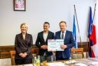Wspólne zdjęcie i prezentacja promesy opiewającej na 5 milionów złotych
