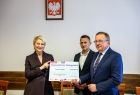 Pamiątkowe zdjęcie. Iwona Gibas z zarządu województwa oraz samorządowcy z Trzyciąża prezentują symboliczny czek na 5 milionów złotych 