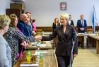 Iwona Gibas z zarządu województwa witająca się z radnymi gminy Trzyciąż