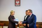 Iwona Gibas z Zarządu Województwa Małopolskiego przekazuje samorządowcom z Trzyciąża promesę, symboliczny czeka na 5 milionów złotych 