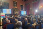 Sala Collegium Novum wypełniona przez słuchaczy. Przy mównicy prof. dr hab. Krzysztof Ożóg