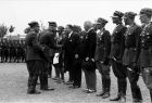 Święto 2 Pułku Lotniczego w Krakowie-Rakowicach 1934 r. Ppłk Edward Lewandowski wręcza odznakę pułkową posłowi Marianowi Dąbrowskiemu