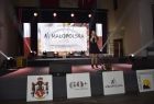 Dziewczynka śpiewająca na scenie w Nowym Wiśniczu. W tle napis: Projekt zrealizowano przy wsparciu finansowym Województwa Małopolskiego