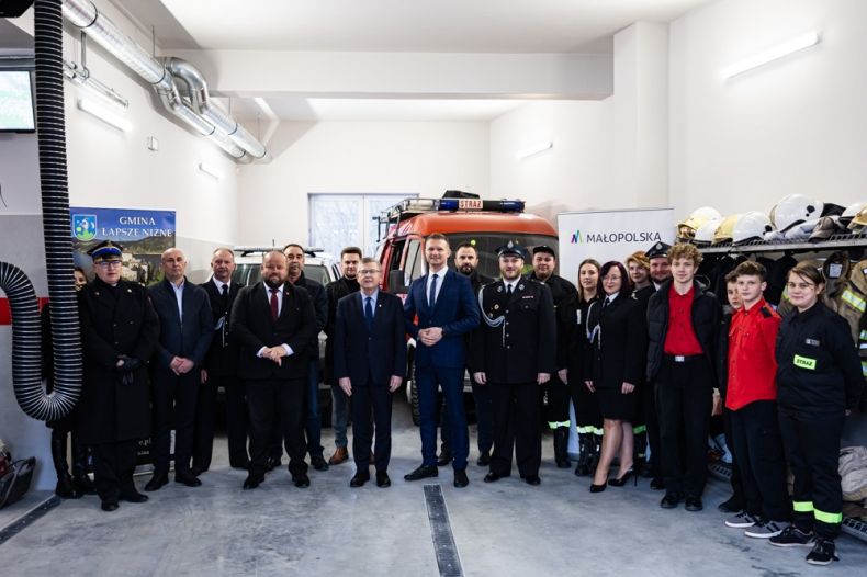 Zdjęcie grupowe strażaków z wicemarszałkiem Witoldem Kozłowskim. 
