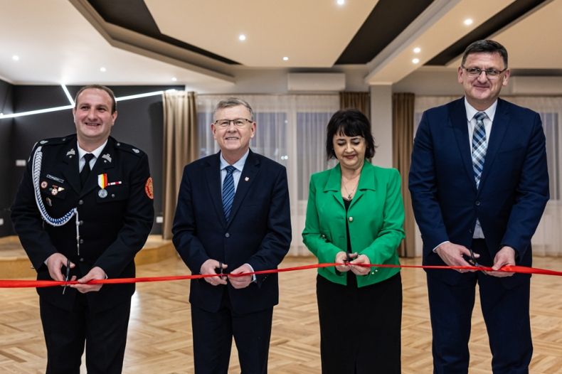 Strażak, wicemarszałek Witold Kozłowski, radna Danuta Kawa i burmistrz Artur Grabczyk przecinają wstęgę.