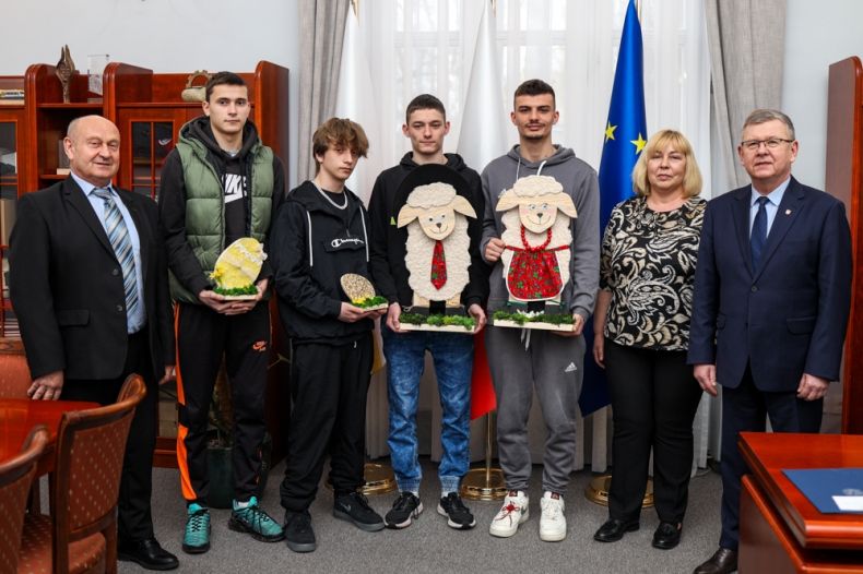 Pamiątkowe zdjęcie grupowe z wicemarszałkiem Witoldem Kozłowskim. 