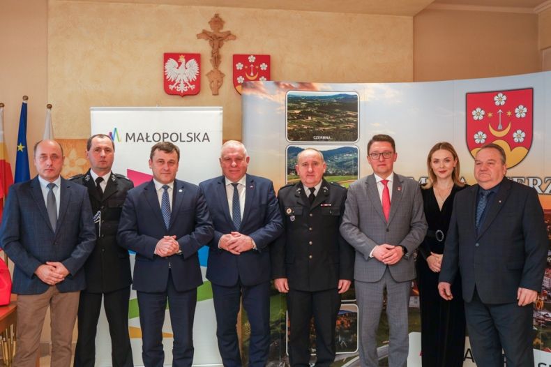 Uroczyste przekazanie pompy strażackiej oraz odbiór zadania pn. "Budowa Remizy Strażackiej OSP Ołpiny - etap I"