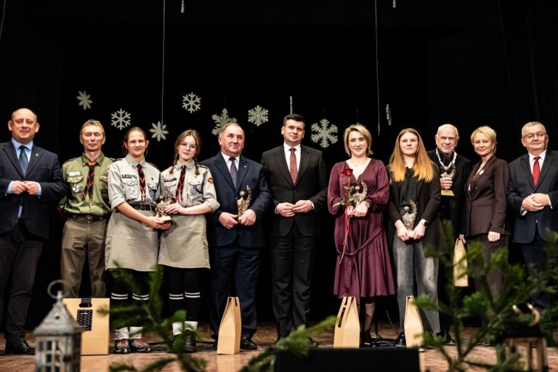 Wspólne pamiątkowe zdjęcie. Starosta miechowski Krzysztof Świerczek, poseł Andrzej Adamczyk, marszałek Łukasz Smółka oraz Iwona Gibas z Zarządu Województwa Małopolskiego wraz z Ambasadorami Powiatu Miechowskiego