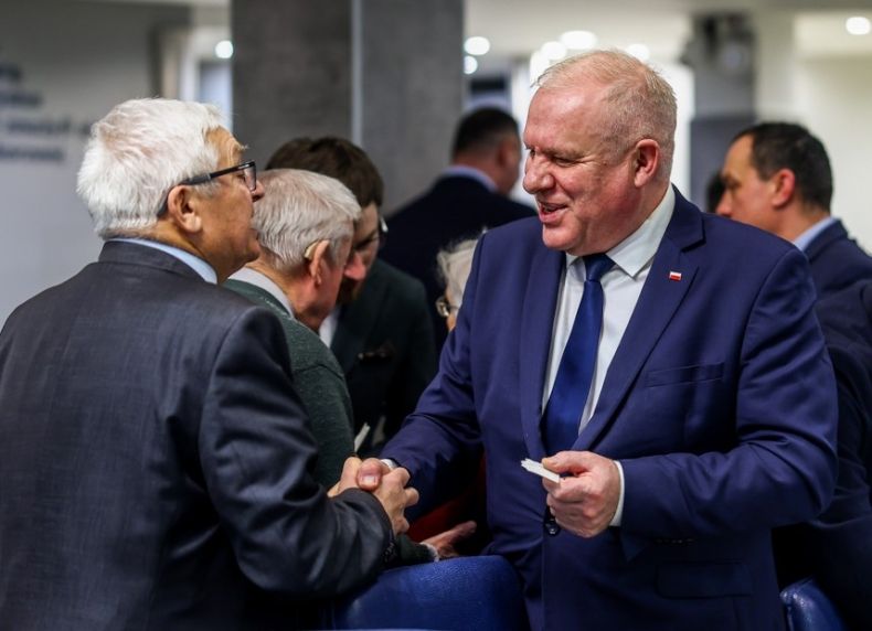 Wicemarszałek Ryszard Pagacz podaje rękę mężczyźnie.