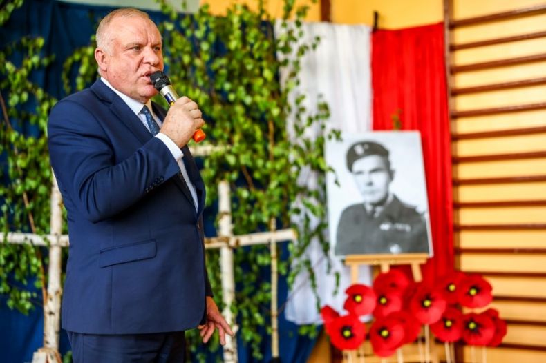 Wicemarszałek Ryszard Pagacz stoi na sali w szkole.