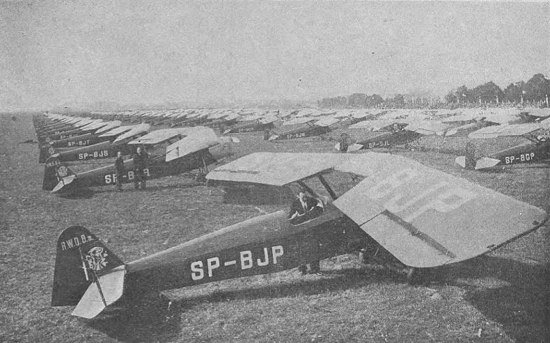 126 samolotów RWD-8 ofiarowanych przez społeczeństwo na rzecz armii (1937) - zdjęcie historyczne