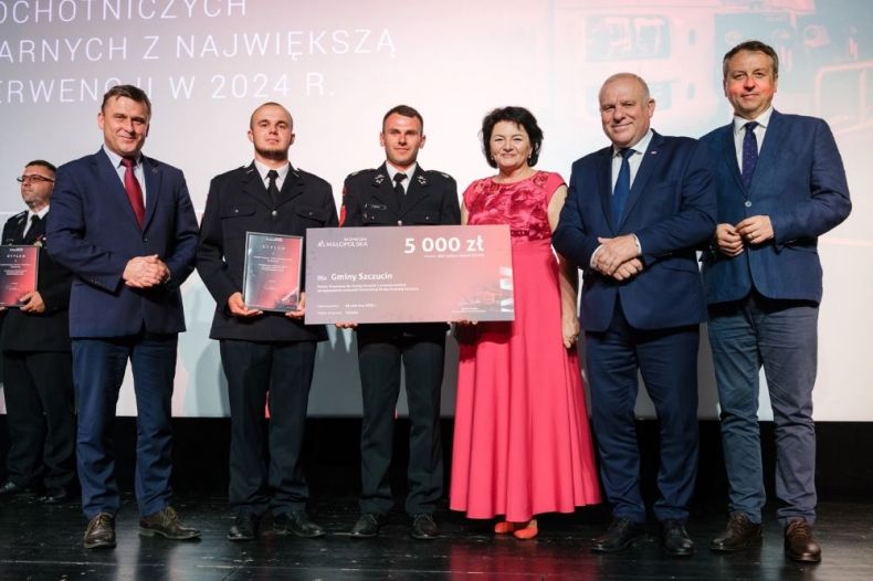 Wicemarszałek Ryszard Pagacz stoi z beneficjantami.