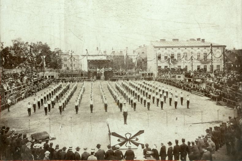 Ćwiczenia podczas Zlotu Sokolego w Nowym Sączu w 1905 r.