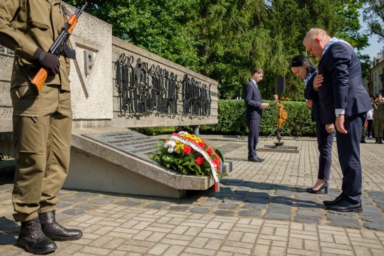 Wicemarszałek Ryszard Pagacz oddaje hołd przed pomnikiem.