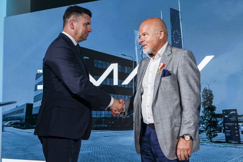 Marszałek Łukasz Smółka ściska rękę Marka Maja.