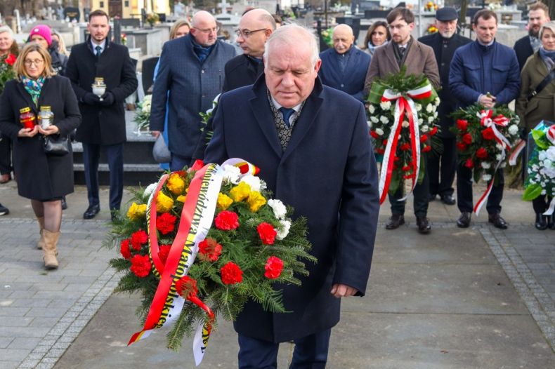 Wicemarszałek Ryszard Pagacz idzie z kwiatami.