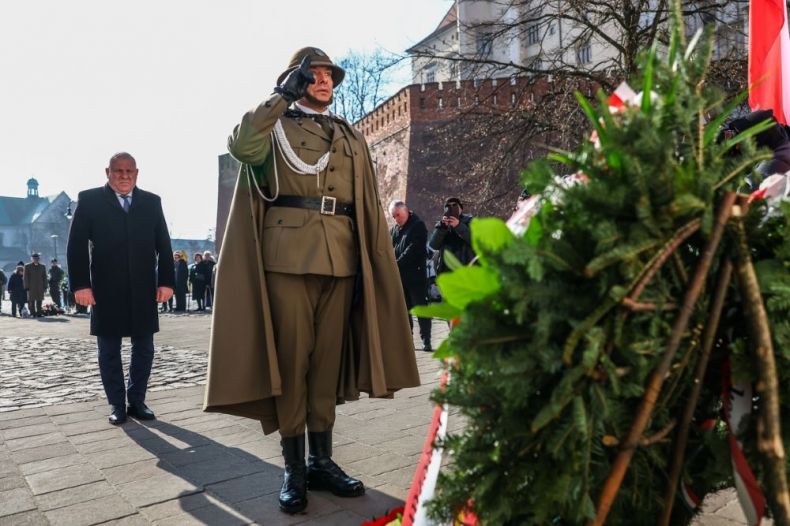 Wicemarszałek Ryszard Pagacz, przed nim salutuje żołnierz.