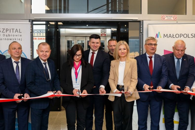 Uczestnicy wydarzenia przecinają wstęgę.