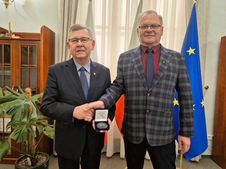 Wicemarszałek Witold Kozłowski i prezes Krzysztof Racułt.