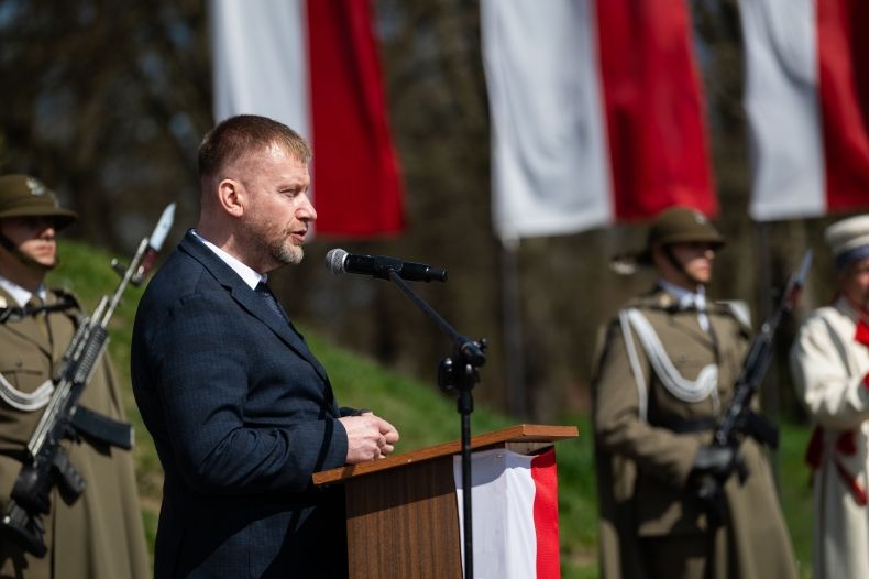 Radny Mirosław Dróżdż przy mikrofonie.