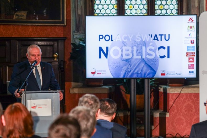Wicemarszałek Ryszard Pagacz stoi przy mównicy.