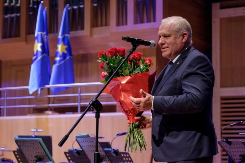 Wicemarszałek Ryszard Pagacz stoi przy mikrofonie.