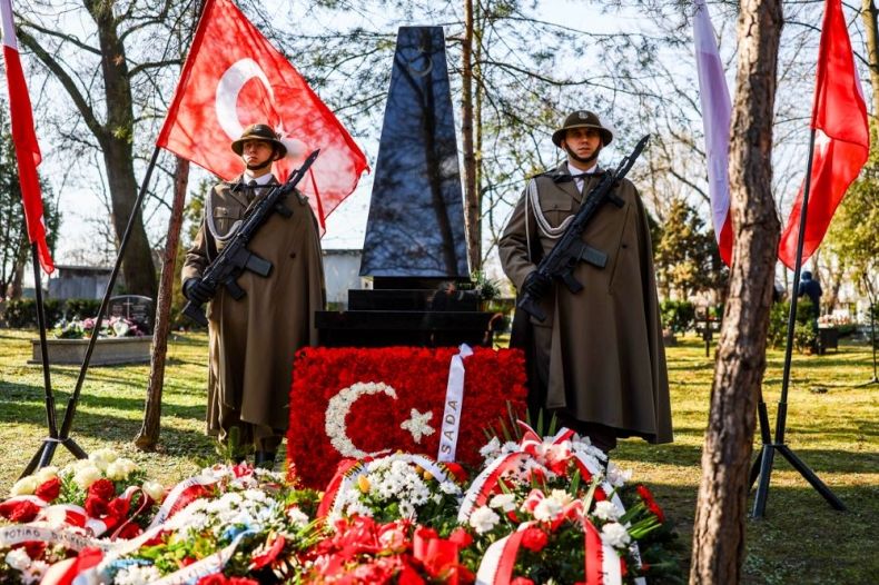 Polscy żołnierze przy tureckim grobie.