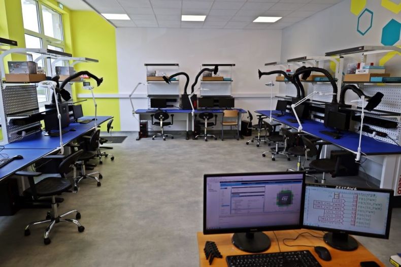 Sala z monitorami.