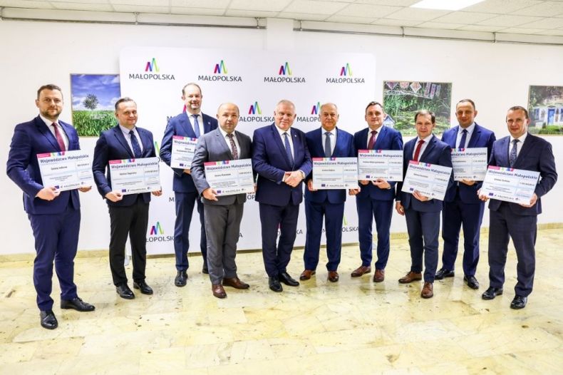 Wicemarszałek Ryszard Pagacz stoi z beneficjentami.