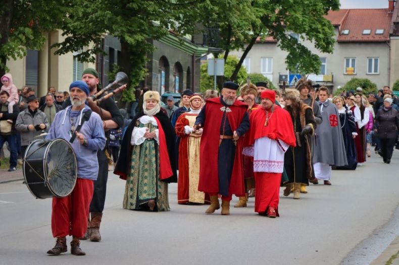 Parada uczestników wydarzenia w strojach historycznych.
