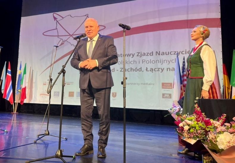 Wicemarszałek Ryszard Pagacz stoi na scenie.