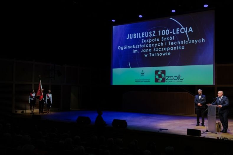 Wicemarszałek Ryszard Pagacz stoi na scenie przed widownią.