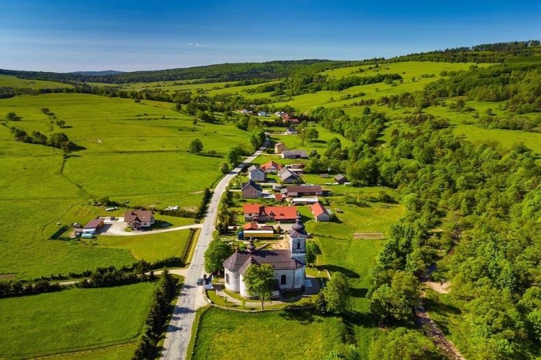 Widok z lotu ptaka na domy przy drodze.